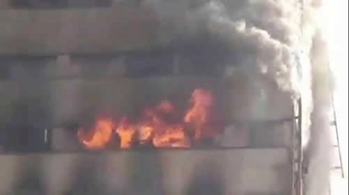 Video: Iranians burn Tehran municipal building to protest Mullahs
