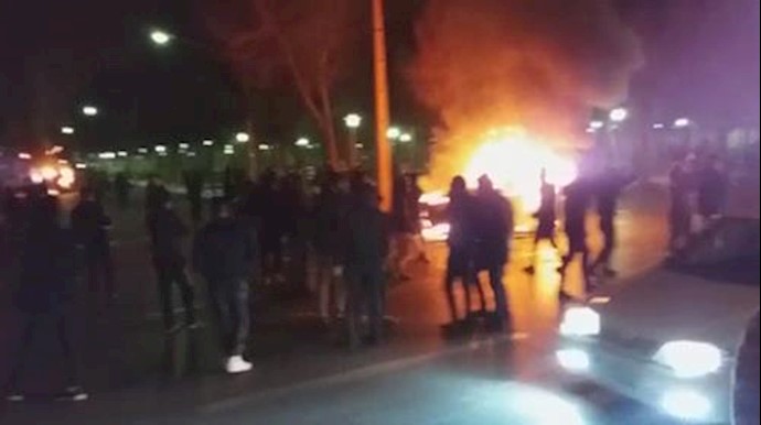 Videos: Iran, Shahinshar, north of Isfahan; clashes and confrontations continue as the night fall in