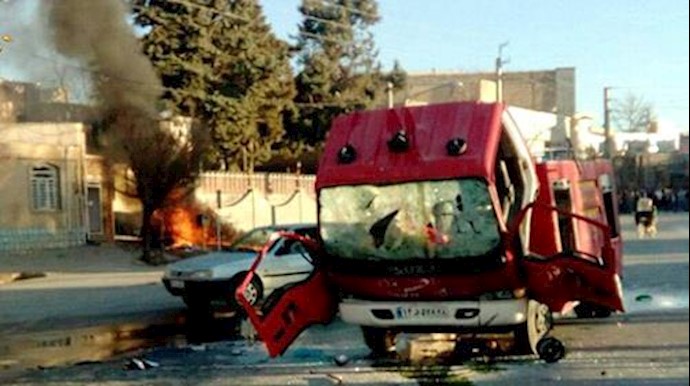 Iran, Tuyserkan, Kermanshah: Angry demonstrators attack Government Vehicles