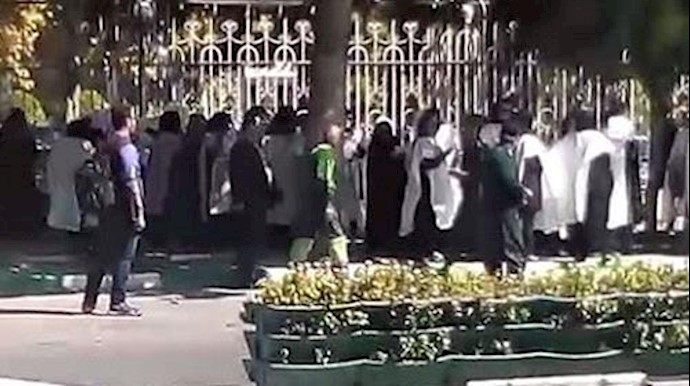 Iran: Women wear shrouds and protests against Shandiz in Mashhad+VIDEO