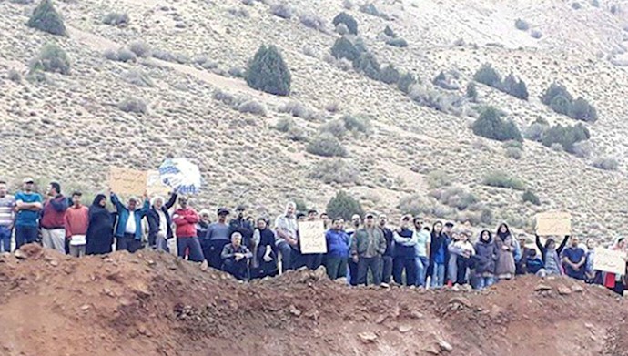  'A group of people in Shahrud  formed a human chain in Shahvar Mountains'